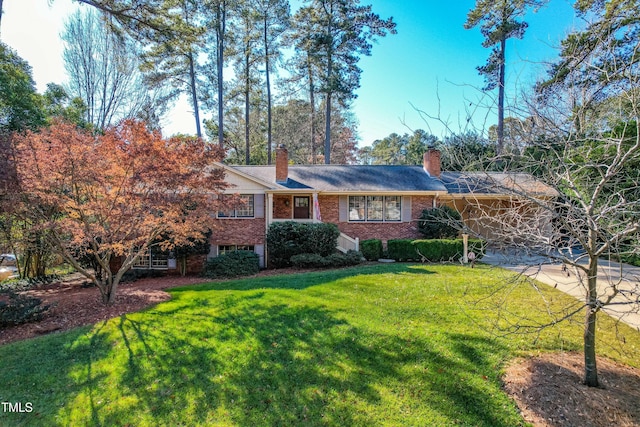 view of front facade with a front yard