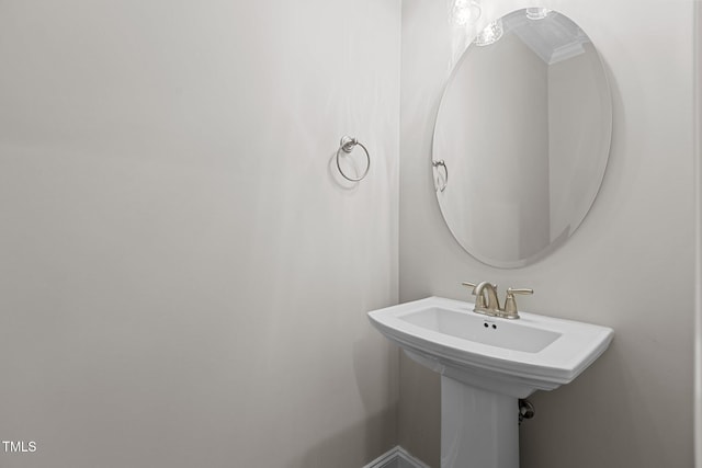 bathroom featuring ornamental molding