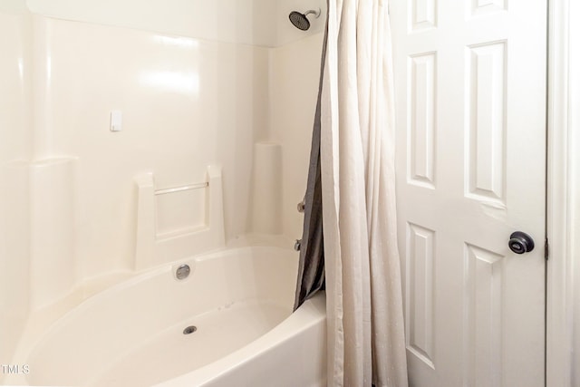 bathroom with shower / tub combo