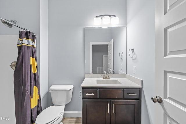 full bath with toilet, a shower with curtain, baseboards, and vanity