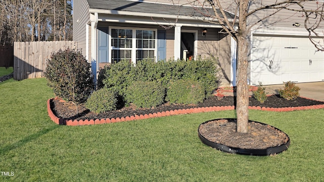 view of front of house featuring roof with shingles, fence, and a front lawn