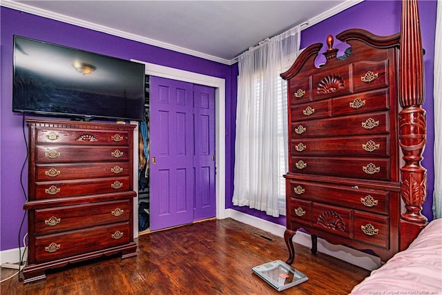 bedroom featuring crown molding, multiple windows, dark hardwood / wood-style floors, and a closet