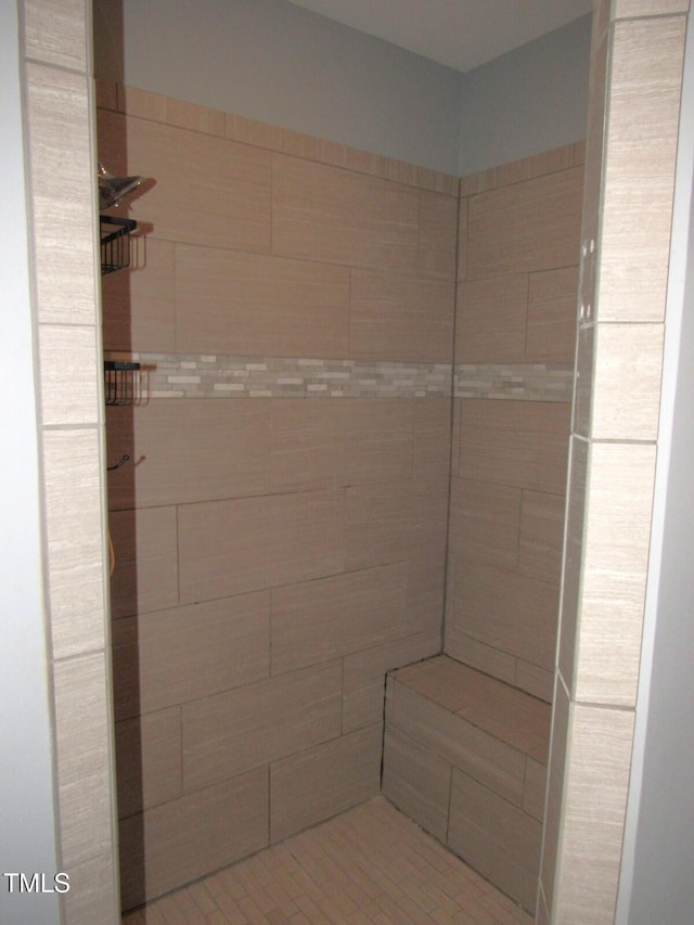 bathroom featuring a tile shower