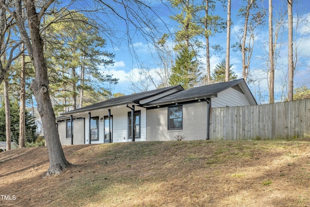 single story home featuring a front yard