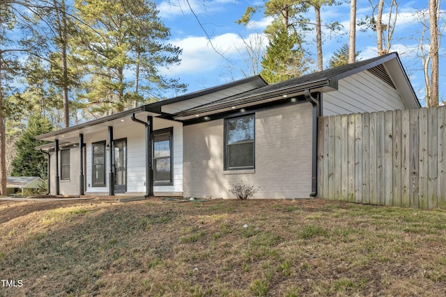 single story home featuring a front yard