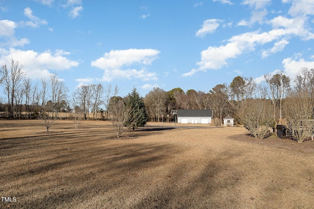 view of yard featuring a rural view