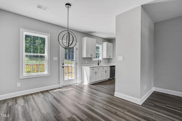 interior space featuring sink, a notable chandelier, and dark hardwood / wood-style floors