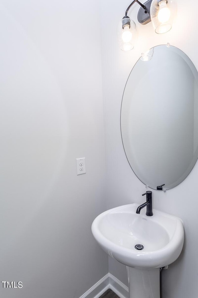 bathroom featuring sink