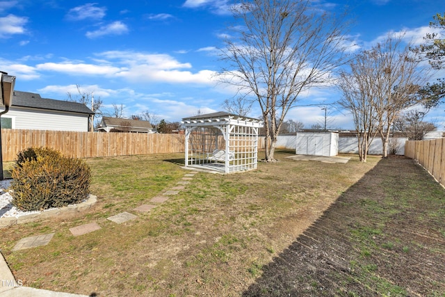 view of yard featuring a shed