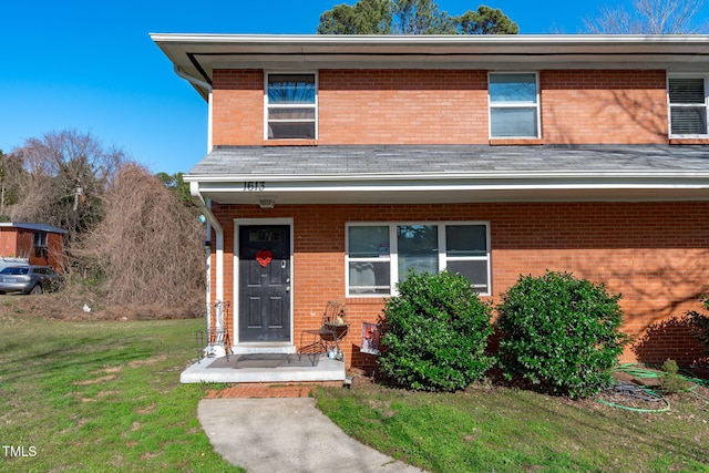 view of front of home featuring a front yard