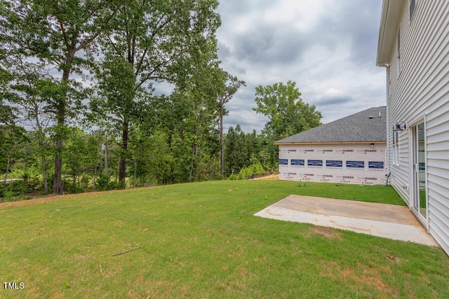 view of yard featuring a patio