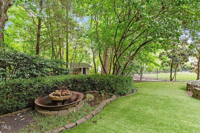 view of yard with an outbuilding