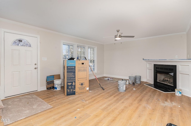 entryway featuring crown molding, light hardwood / wood-style flooring, and ceiling fan