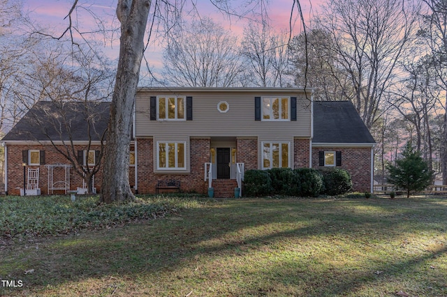 view of front of property featuring a yard