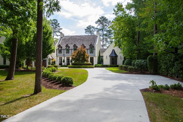 view of front of house featuring a front lawn