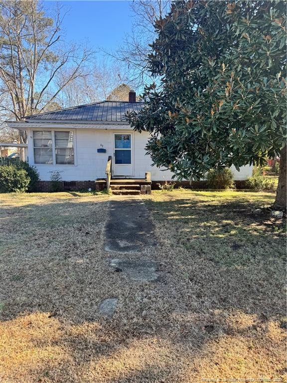 view of front of house with a front lawn