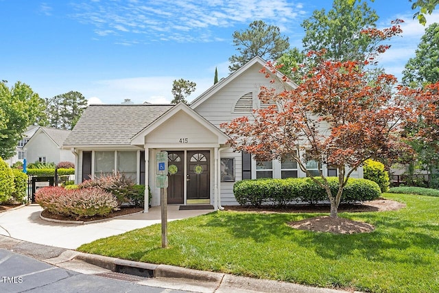 view of front of property featuring a front yard