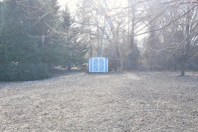 view of yard featuring a storage unit