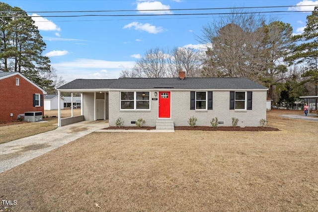 view of front facade featuring a carport, a front yard, and central AC unit