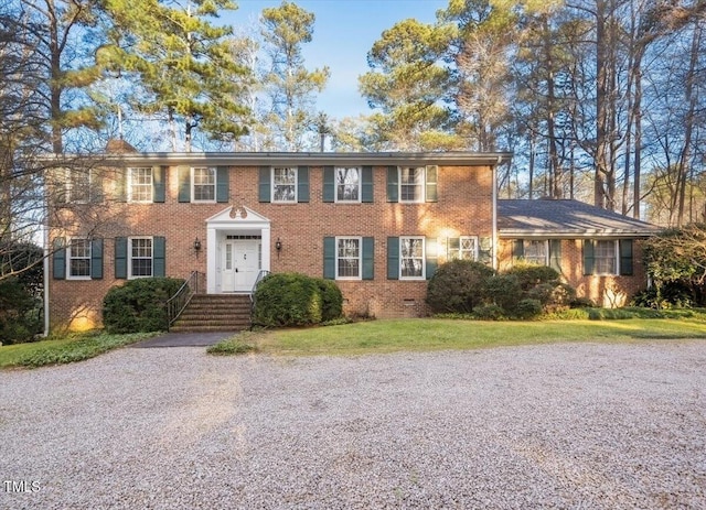 colonial home featuring a front yard