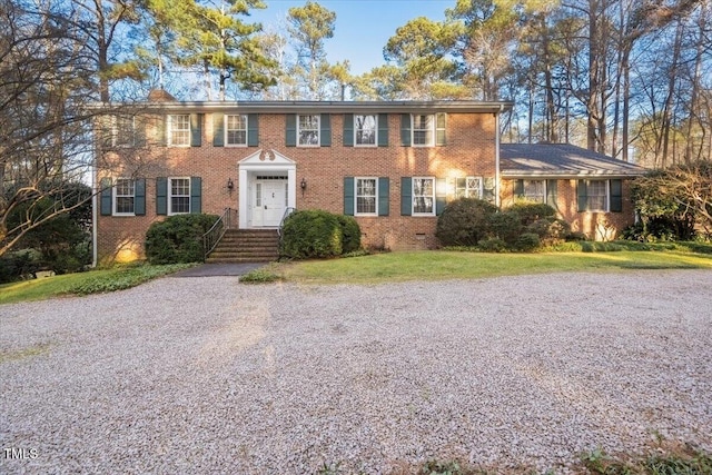 colonial house featuring a front yard