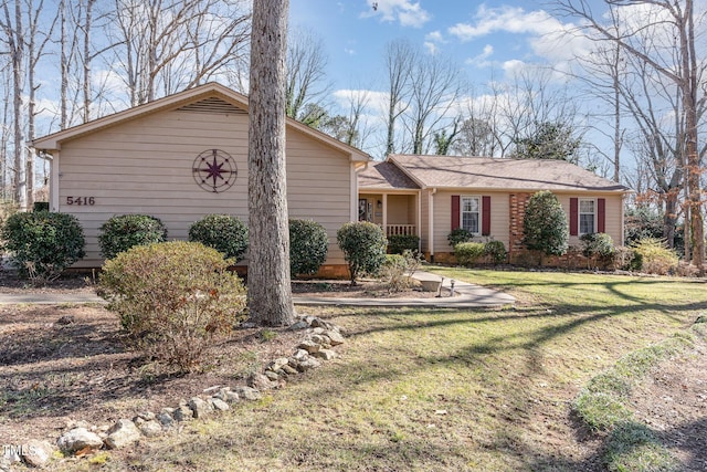 ranch-style house featuring a front yard