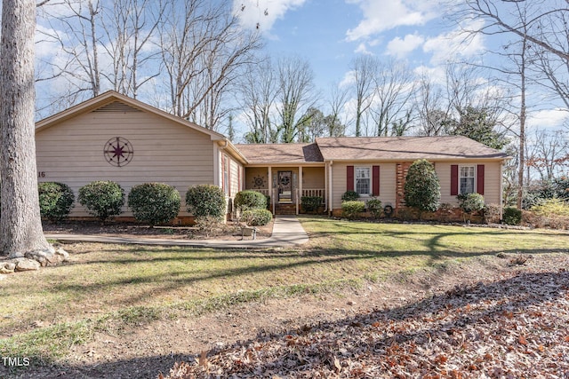 ranch-style home featuring a front lawn