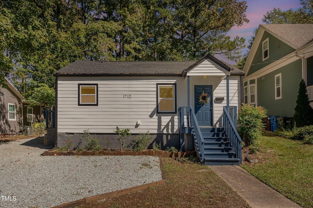 view of front facade with a yard