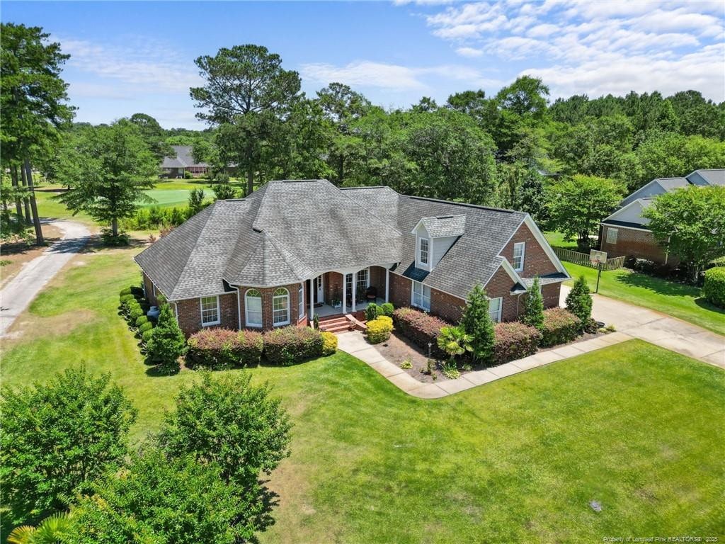 cape cod house featuring a front lawn