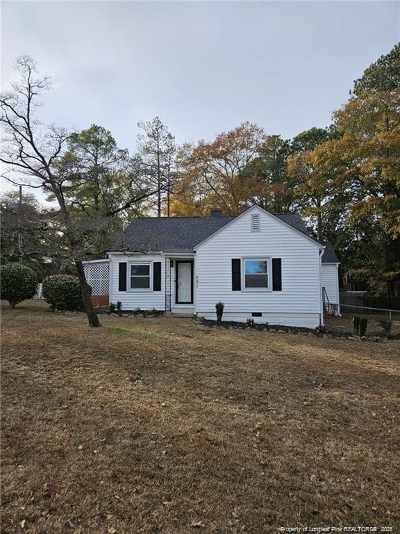 view of front of property with a front lawn