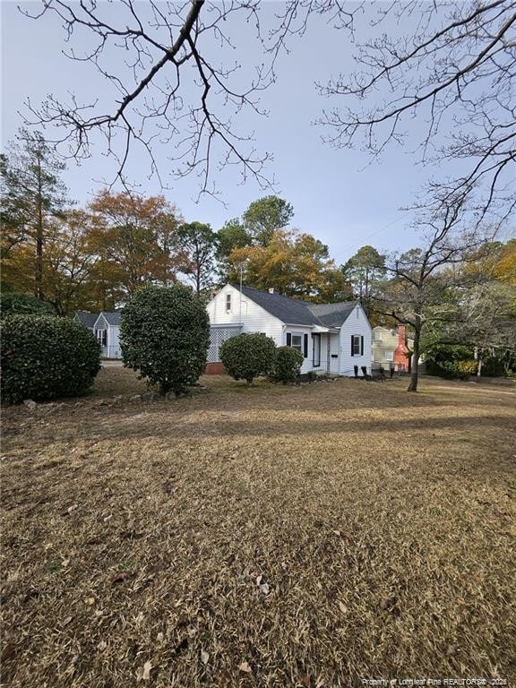 view of front of property featuring a front yard