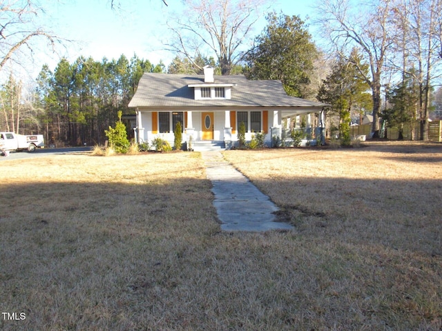 view of front facade featuring a front yard and covered porch