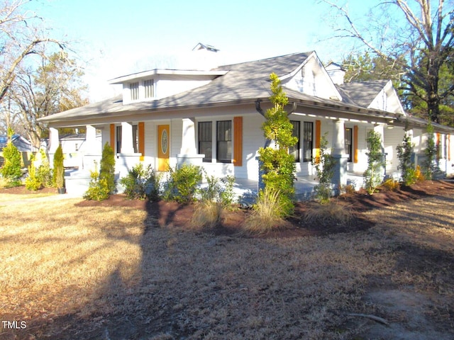 view of front of property with a porch and a front yard