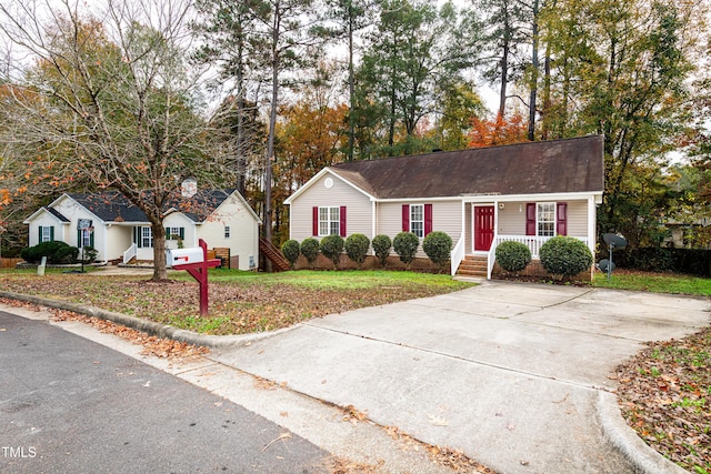 ranch-style house featuring a front lawn