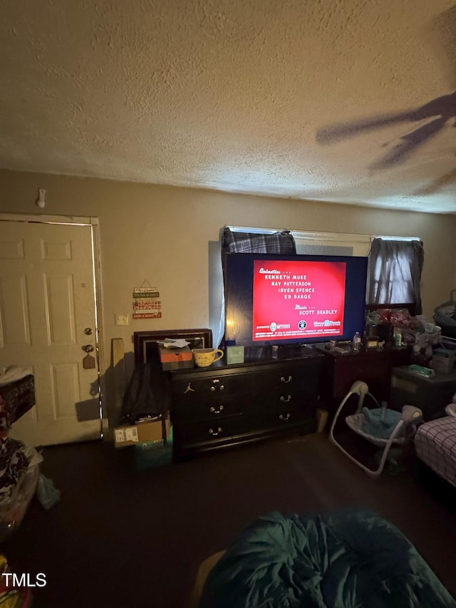 bedroom featuring ceiling fan and a textured ceiling