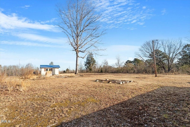 view of yard featuring a storage shed