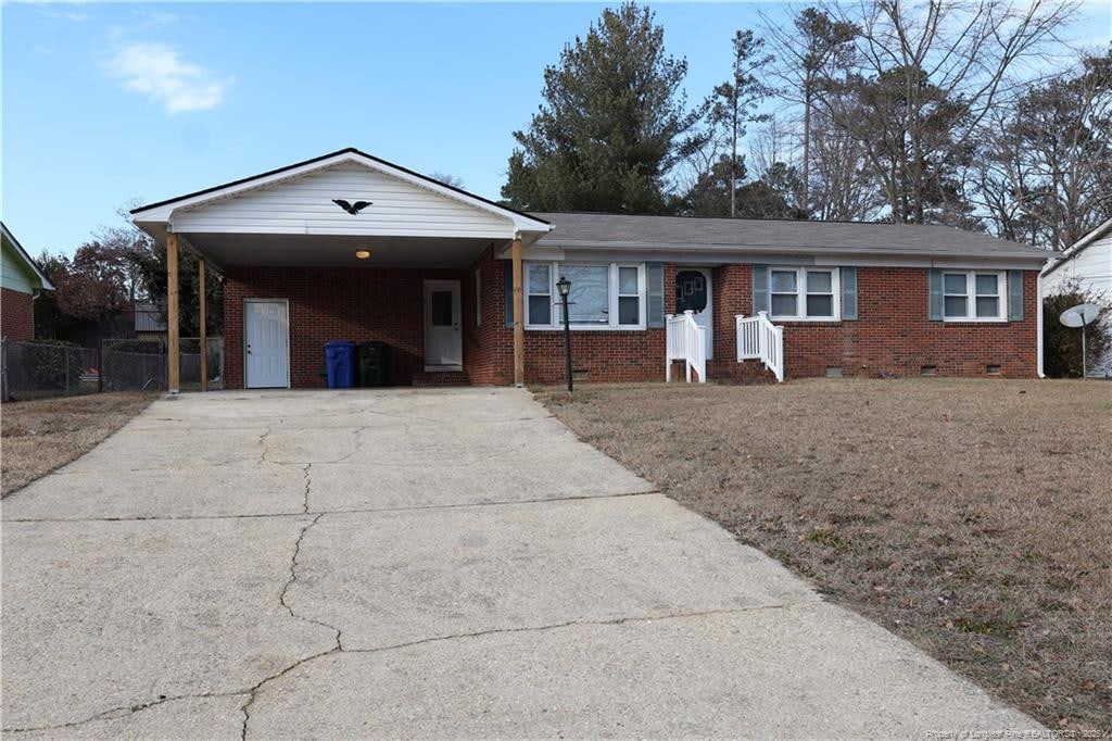 single story home with a carport