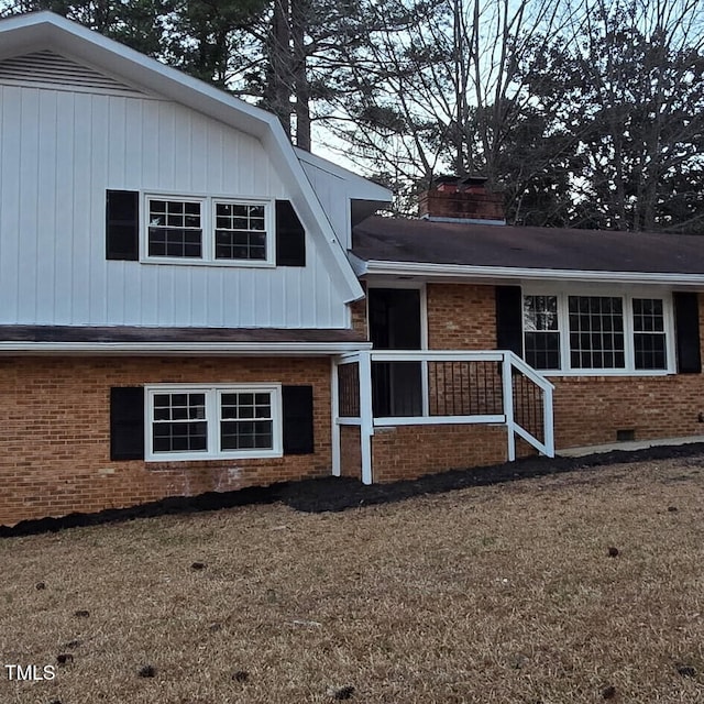 view of front of home with a front lawn