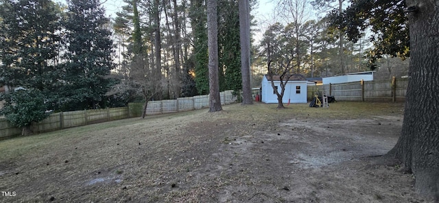 view of yard featuring a storage shed