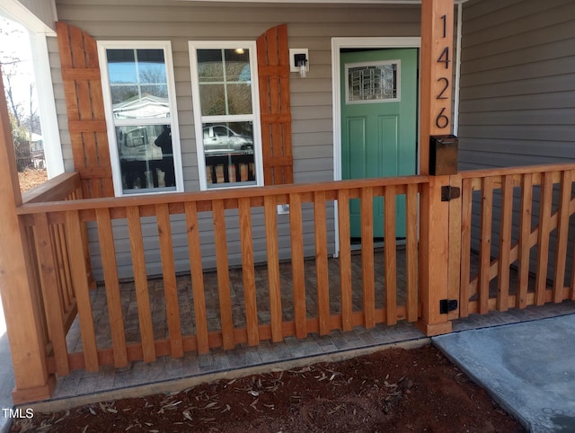 entrance to property featuring covered porch