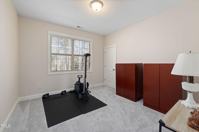 workout room featuring light carpet, visible vents, and baseboards