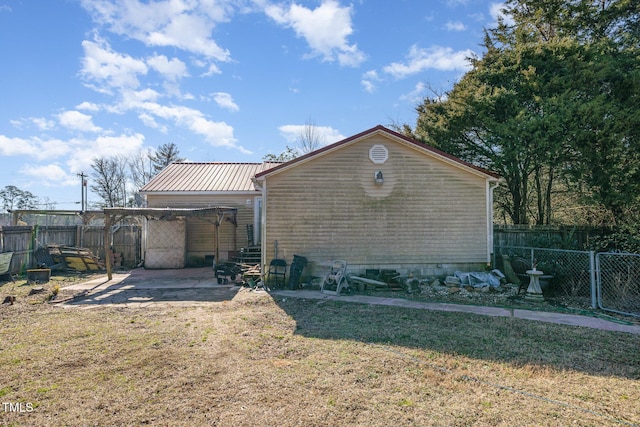 back of house featuring a lawn