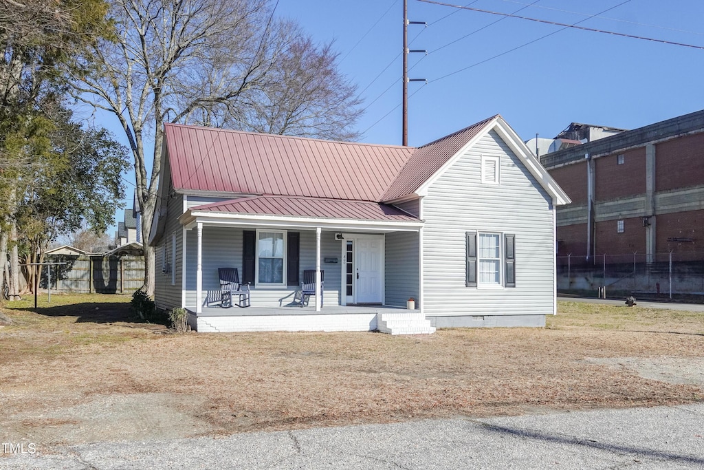 view of front facade featuring covered porch and a front lawn