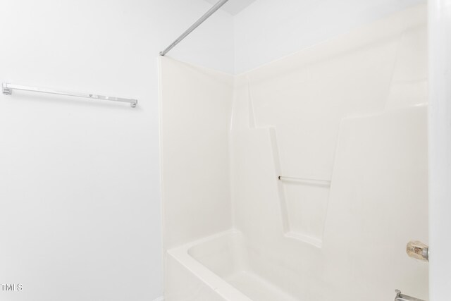 bathroom with tub / shower combination