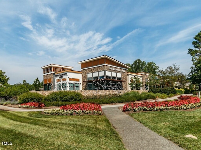 view of property's community featuring a lawn