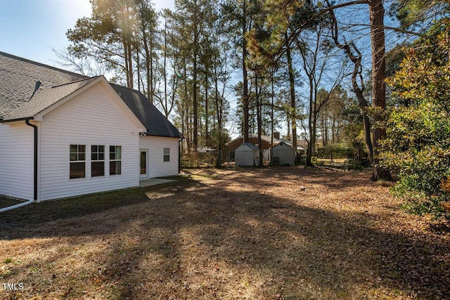 view of yard with a storage unit