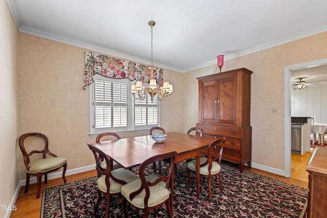 dining area featuring crown molding, light hardwood / wood-style flooring, and ceiling fan with notable chandelier