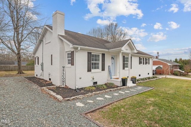 view of front of house featuring a front lawn