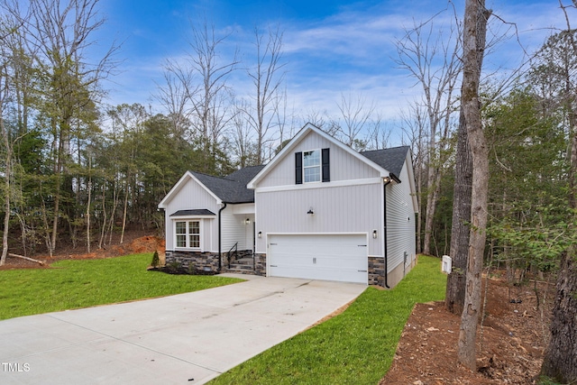 view of front facade with a garage and a front yard