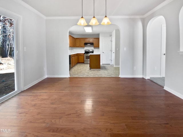 kitchen featuring hanging light fixtures, stainless steel electric stove, crown molding, and light hardwood / wood-style flooring